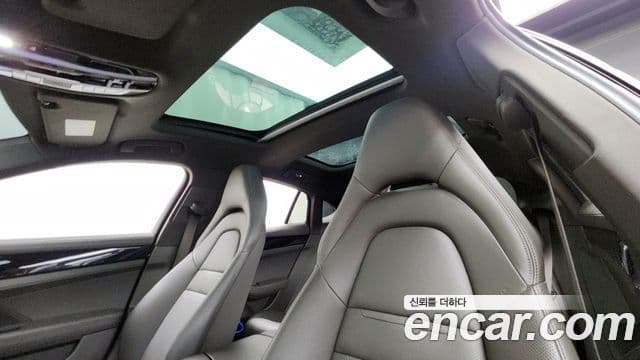 Porsche Panamera 2021 — ფოტო 18/20