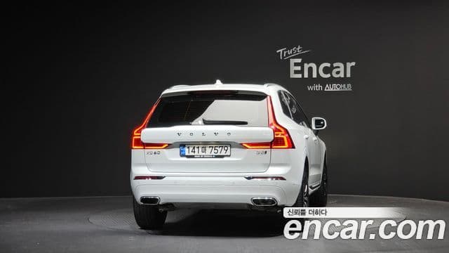 Volvo XC60 2021 — ფოტო 4/20
