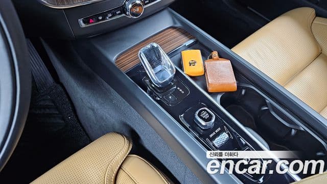 Volvo XC60 2021 — ფოტო 9/20