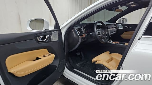 Volvo XC60 2021 — ფოტო 10/20