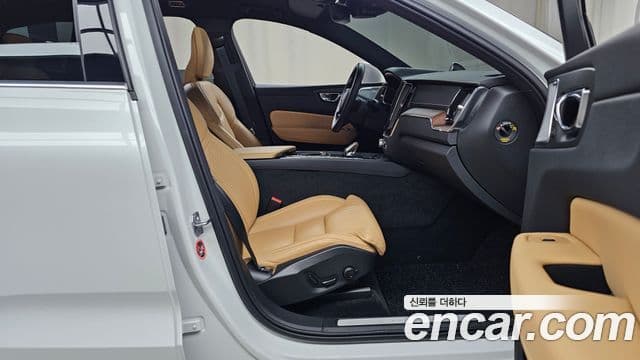 Volvo XC60 2021 — ფოტო 11/20