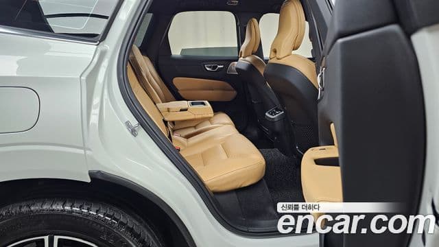 Volvo XC60 2021 — ფოტო 12/20
