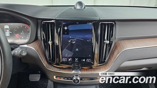 Volvo XC60 2021 — ფოტო 14/20