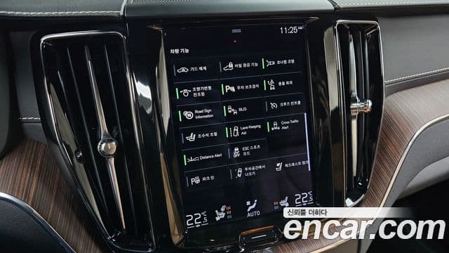 Volvo XC60 2021 — ფოტო 16/20