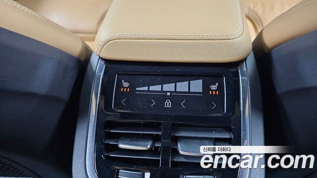 Volvo XC60 2021 — ფოტო 18/20