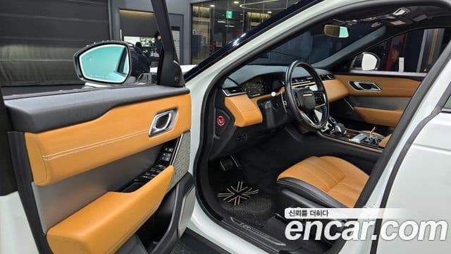 Land Rover Range Rover Velar 2022 — Фото 11/20