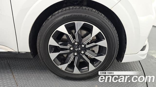 Kia Carnival 2021 — ფოტო 5/20