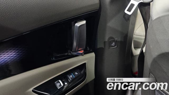 Kia Carnival 2021 — ფოტო 19/20