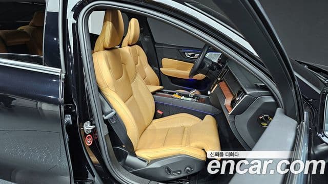 Volvo S60 2022 — ფოტო 18/20