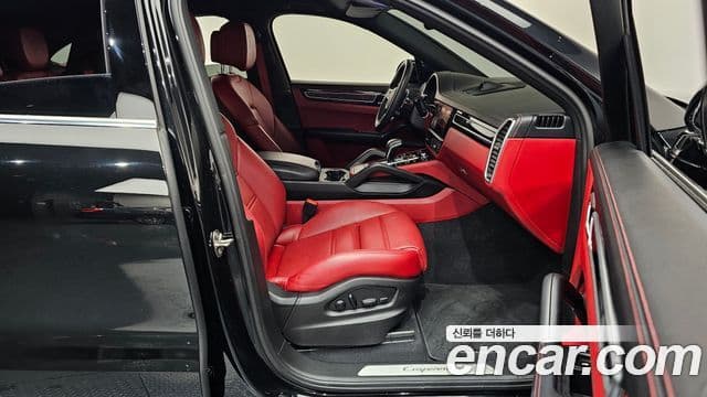 Porsche Cayenne 2022 — ფოტო 11/20