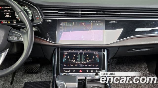 Audi Q7 2021 — Photo 5/20
