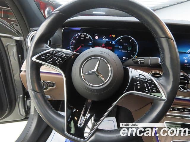Mercedes-Benz E-Class 2021 — Photo 17/20