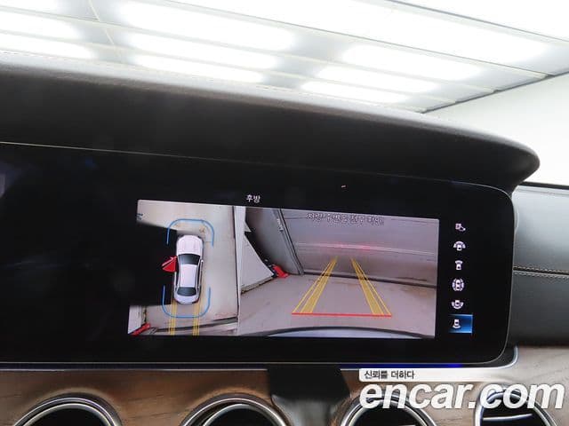 Mercedes-Benz E-Class 2021 — Photo 5/20