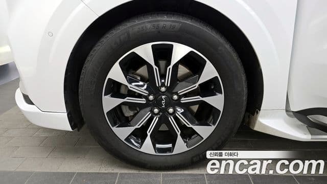 Kia Carnival 2021 — ფოტო 4/20