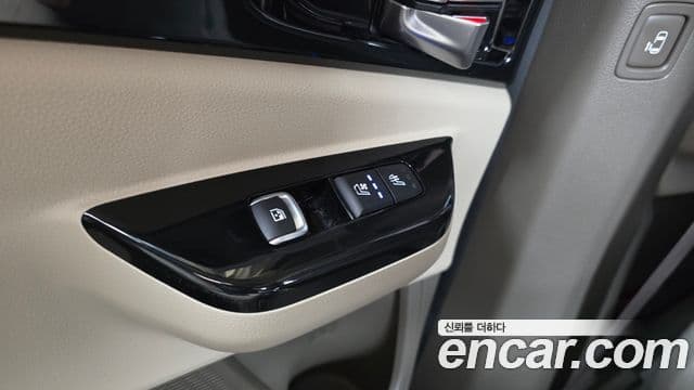 Kia Carnival 2021 — ფოტო 18/20