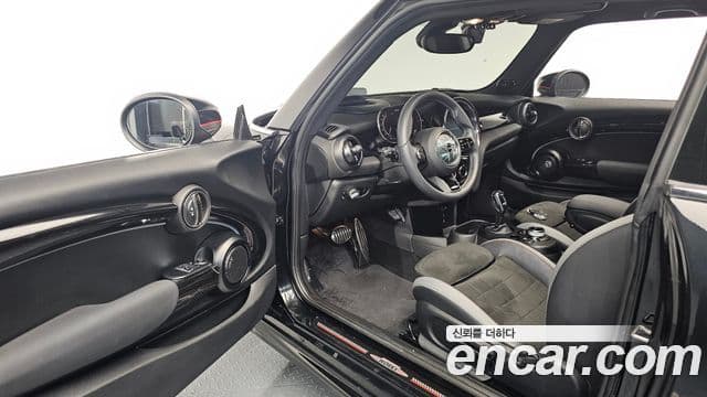 Mini Cooper S 2022 — фото 10 из 20