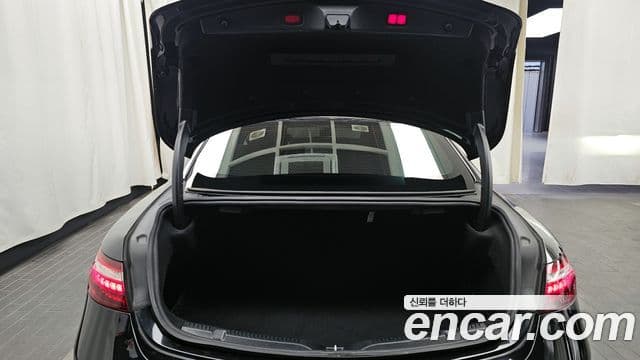 Mercedes-Benz E-Class 2021 — ფოტო 20/20