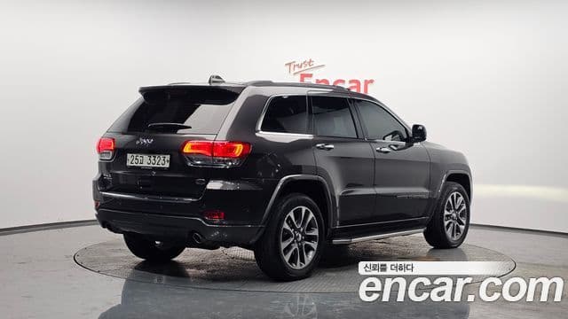 Jeep Grand Cherokee 2018 — ფოტო 2/20