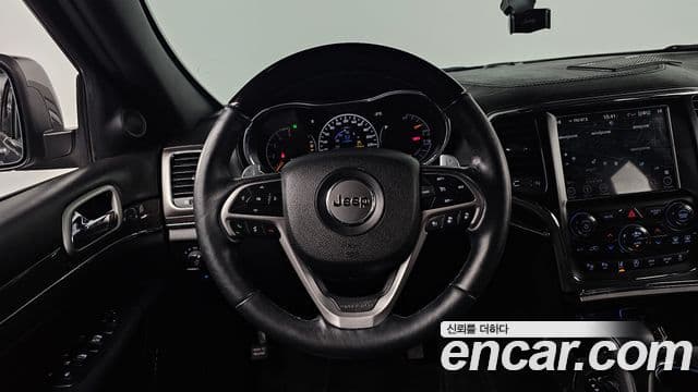 Jeep Grand Cherokee 2018 — ფოტო 13/20