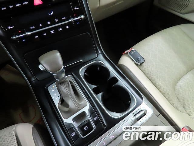 Kia Carnival 2021 — ფოტო 13/20