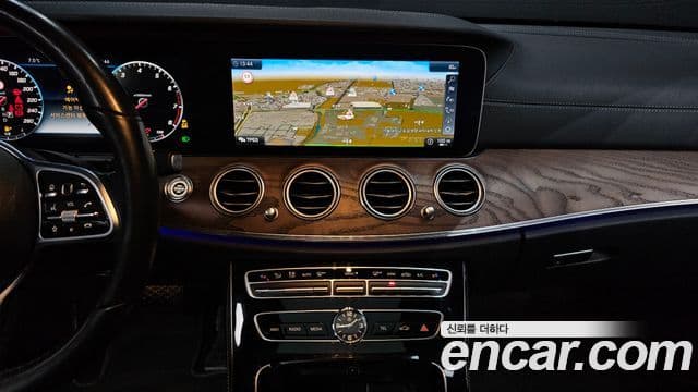 Mercedes-Benz E-Class 2018 — Şəkil 16/20