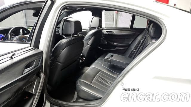 BMW 5 Series 2018 — Şəkil 11/20