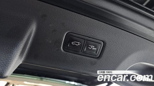 Kia Carnival 2023 — ფოტო 19/20