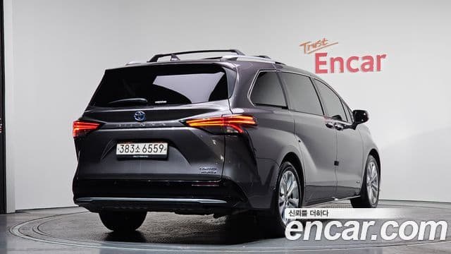 Toyota Sienna 2021 — ფოტო 1/20