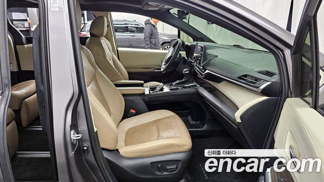 Toyota Sienna 2021 — ფოტო 10/20