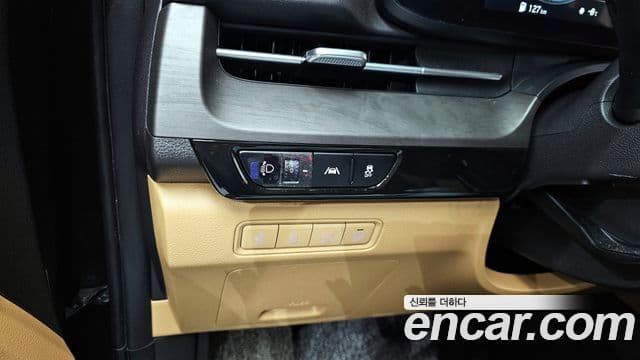 Kia Carnival 2023 — ფოტო 17/20