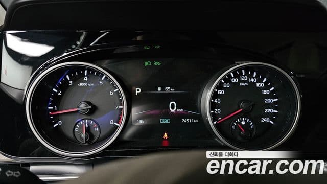 Kia Carnival 2021 — ფოტო 8/20