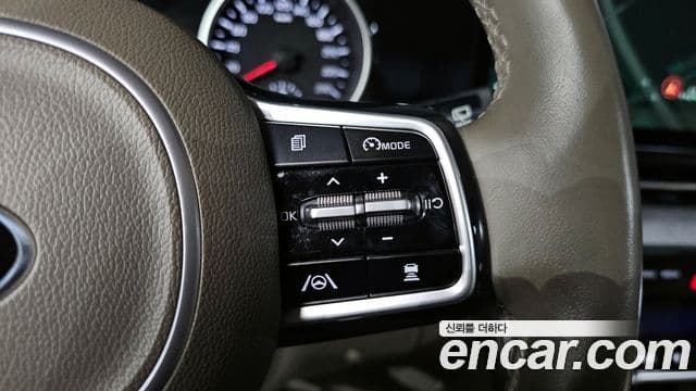 Kia Carnival 2021 — ფოტო 18/20