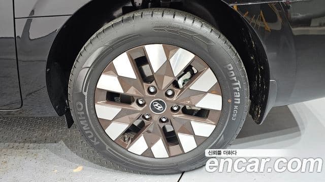 Hyundai Staria 2023 — ფოტო 5/20