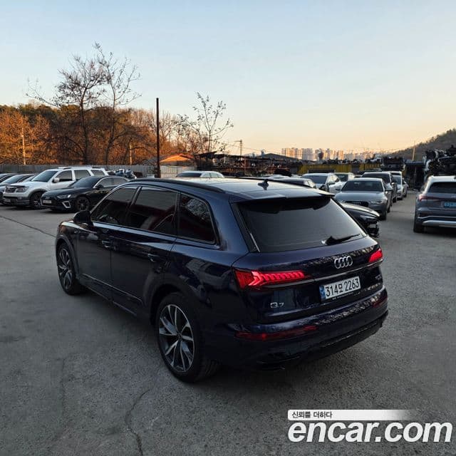 Audi Q7 2023 — ფოტო 14/20