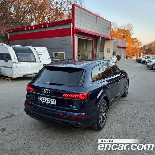 Audi Q7 2023 — ფოტო 19/20