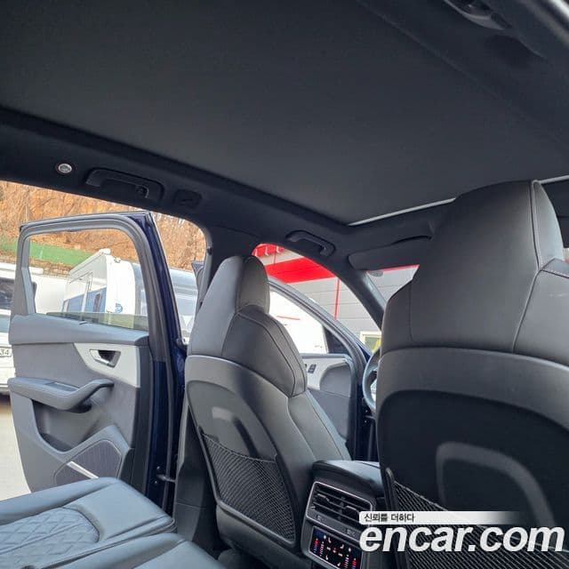 Audi Q7 2023 — ფოტო 8/20