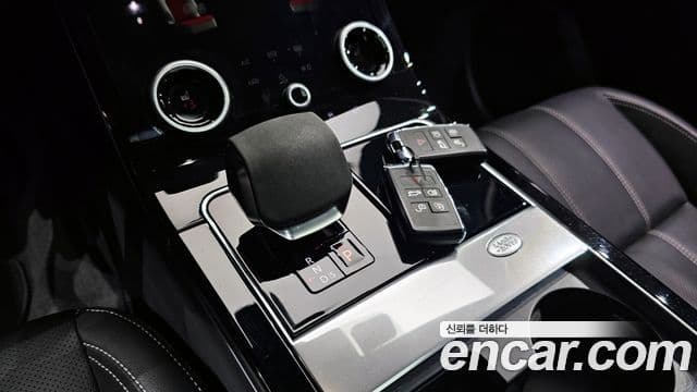 Land Rover Range Rover Velar 2023 — ფოტო 8/20