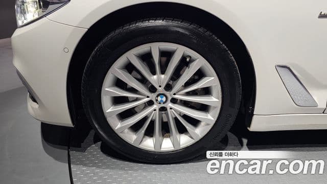 BMW 5 Series 2018 — ფოტო 5/20
