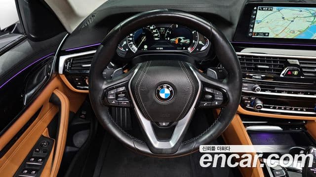 BMW 5 Series 2018 — ფოტო 13/20