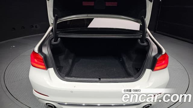 BMW 5 Series 2018 — ფოტო 20/20