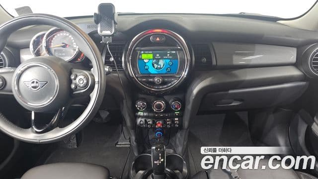 Mini Cooper 2020 — ფოტო 16/20