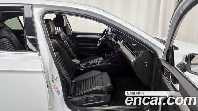 Volkswagen Passat GT 2021 — Şəkil 11/20
