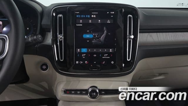 Volvo XC40 2024 — фото 15 из 20