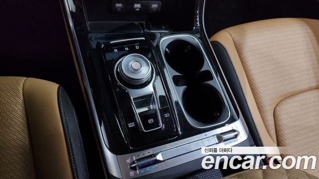 Kia Carnival 2023 — ფოტო 7/20