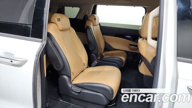 Kia Carnival 2023 — ფოტო 11/20