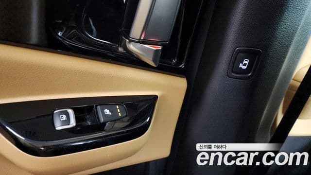 Kia Carnival 2023 — ფოტო 17/20