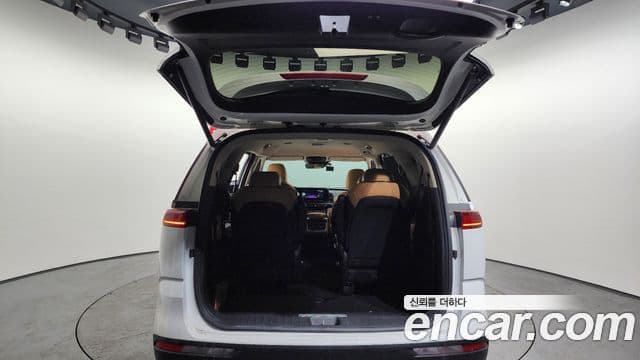 Kia Carnival 2023 — ფოტო 19/20
