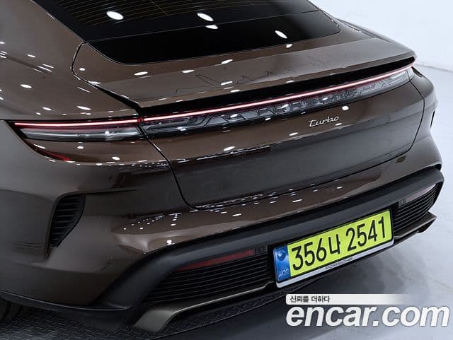 Porsche Taycan 2025 — Şəkil 8/20