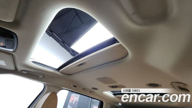 Kia Carnival 2022 — ფოტო 18/20
