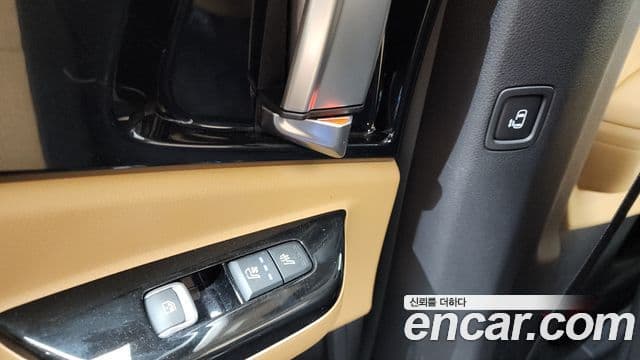 Kia Carnival 2022 — ფოტო 19/20